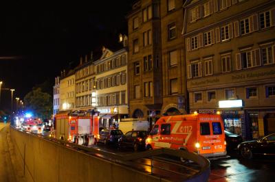Schwelbrand im Keller eines Mehrfamilienhauses loest Grosseinsatz in Stuttgart aus